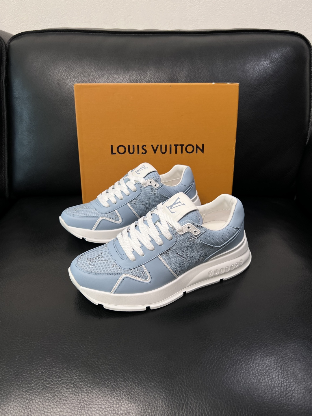 Lv  高品质  顶级工艺品  路易威登，专柜同步原厂配置，鞋面意大利进口，高品质拼接缤纷色彩复杂工艺品