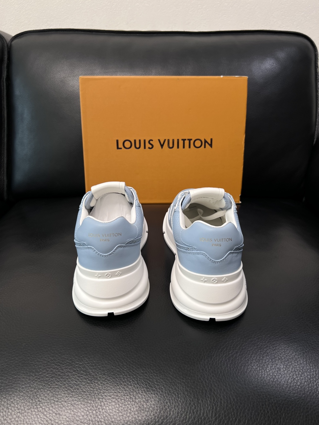 Lv  高品质  顶级工艺品  路易威登，专柜同步原厂配置，鞋面意大利进口，高品质拼接缤纷色彩复杂工艺品