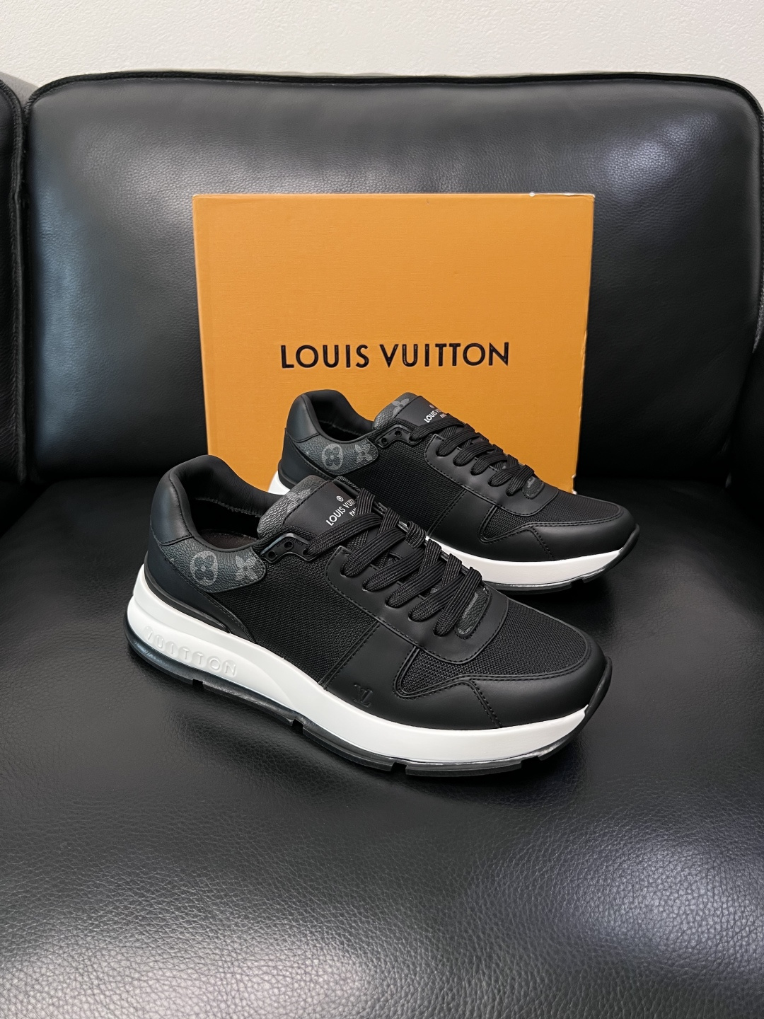NO:831641,Lv high-quality top crafts Louis Vuitton, counters are equipped with original factory configurations, uppers imported from Italy, high-quality splicing colorful and complex handicrafts, imported cowhide linings are soft and comfortable, original soles are specially provided by the original factory, TPU exclusive movable molded soles are super comfortable, original factory follow-up goods, code number 39-44 (customized 38 45 46 47), louis vuitton, louis vuitton, cowhide19860909Lv 高品质 顶级工艺品 路易威登,专柜同步原厂配置,鞋面意大利进口,高品质拼接缤纷色彩复杂工艺品,进口牛皮里垫柔软舒适,鞋底原厂特供原版底,TPU独家活动成型底超级舒适,原厂跟单货,码数 39-44（订做 38 45 46 47）,,louis vuitton,louis vuitton,cowhide,Men's shoes