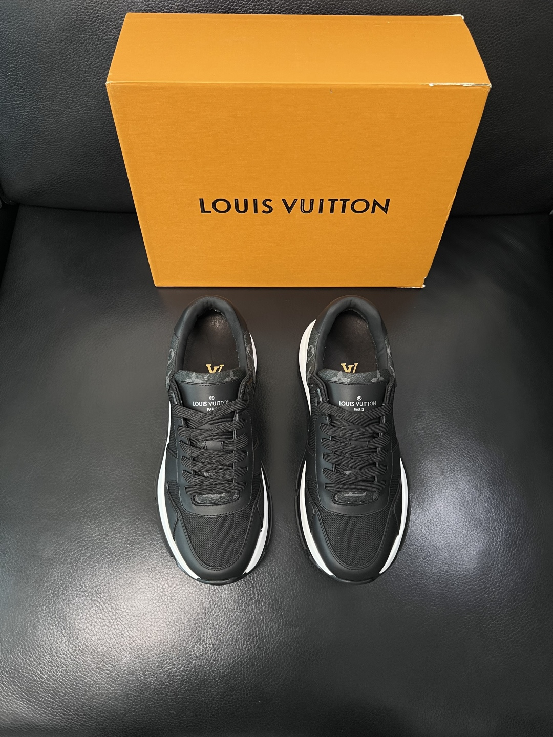 Lv  高品质  顶级工艺品  路易威登，专柜同步原厂配置，鞋面意大利进口，高品质拼接缤纷色彩复杂工艺品