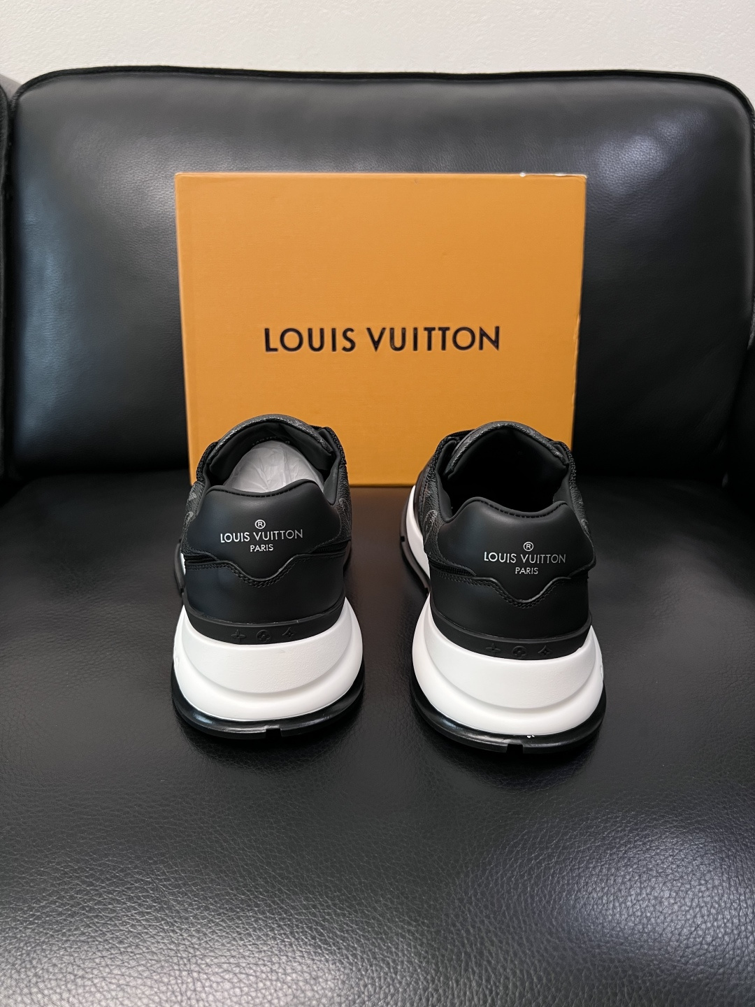 Lv  高品质  顶级工艺品  路易威登，专柜同步原厂配置，鞋面意大利进口，高品质拼接缤纷色彩复杂工艺品
