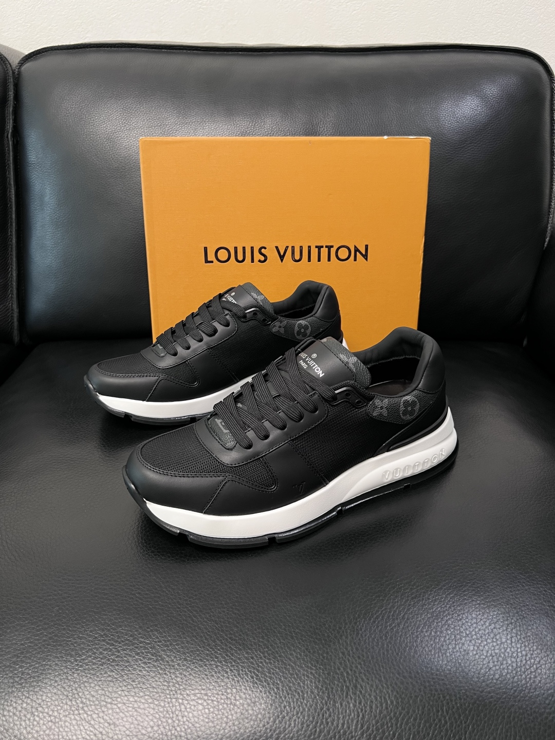Lv  高品质  顶级工艺品  路易威登，专柜同步原厂配置，鞋面意大利进口，高品质拼接缤纷色彩复杂工艺品