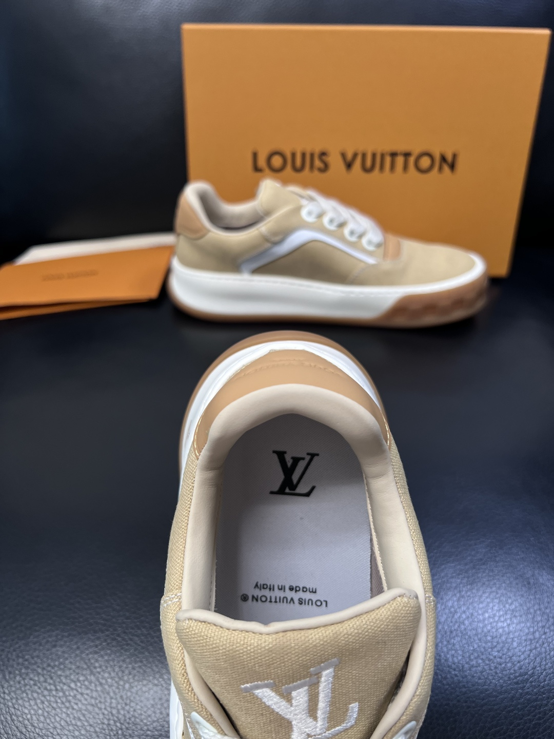 Lv  高品质  顶级工艺品  路易威登，运动板鞋专柜同步，鞋面意大利进口，高品质拼接缤纷色彩复杂工艺品