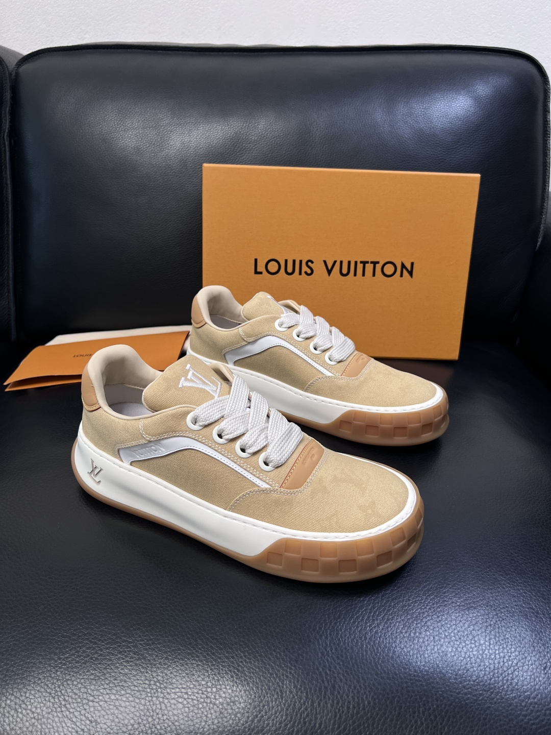 Lv  高品质  顶级工艺品  路易威登，运动板鞋专柜同步，鞋面意大利进口，高品质拼接缤纷色彩复杂工艺品
