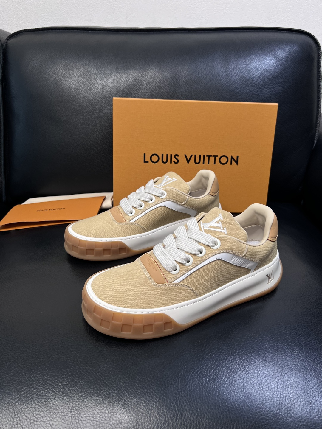 Lv  高品质  顶级工艺品  路易威登，运动板鞋专柜同步，鞋面意大利进口，高品质拼接缤纷色彩复杂工艺品