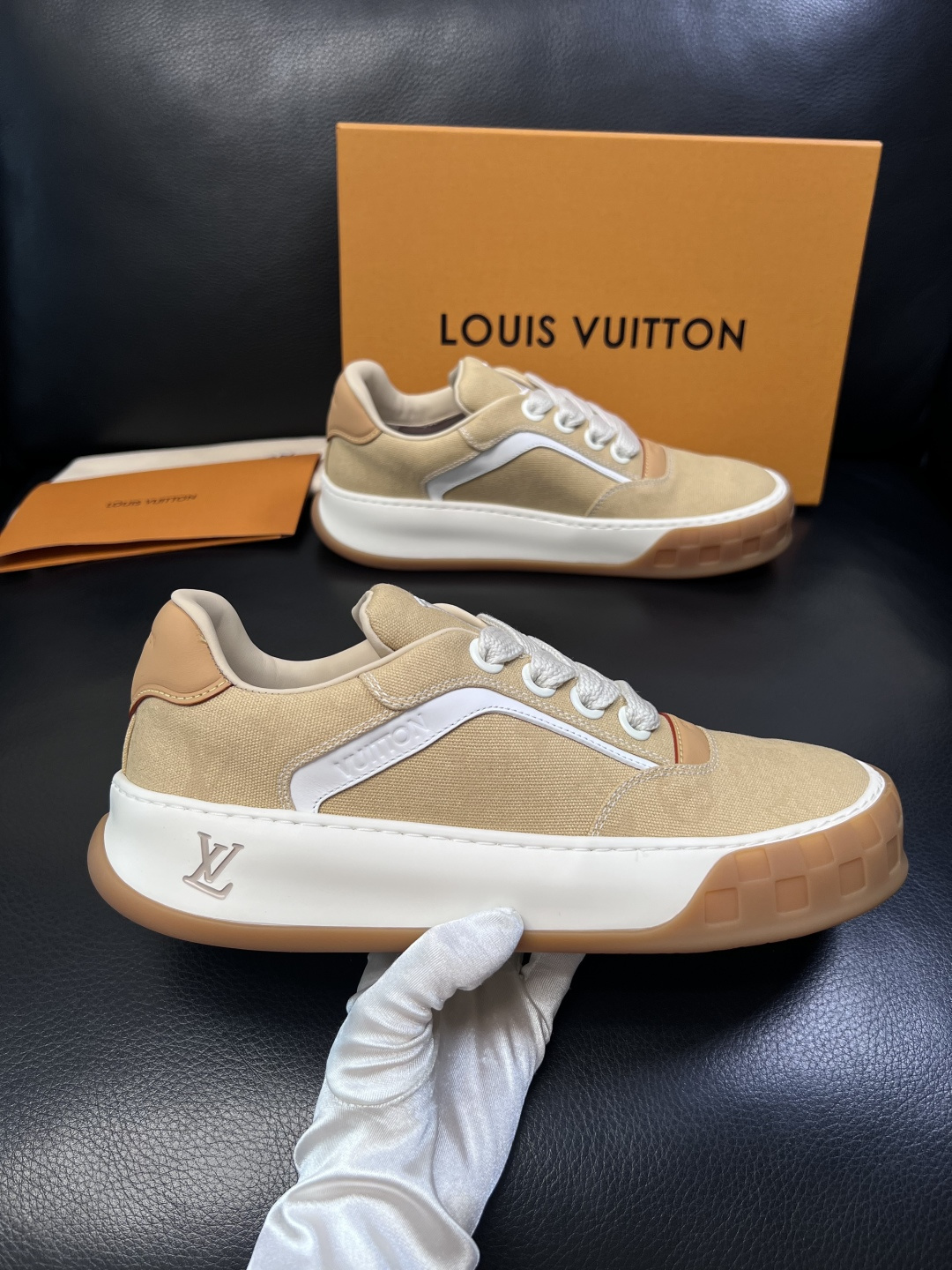 Lv  高品质  顶级工艺品  路易威登，运动板鞋专柜同步，鞋面意大利进口，高品质拼接缤纷色彩复杂工艺品
