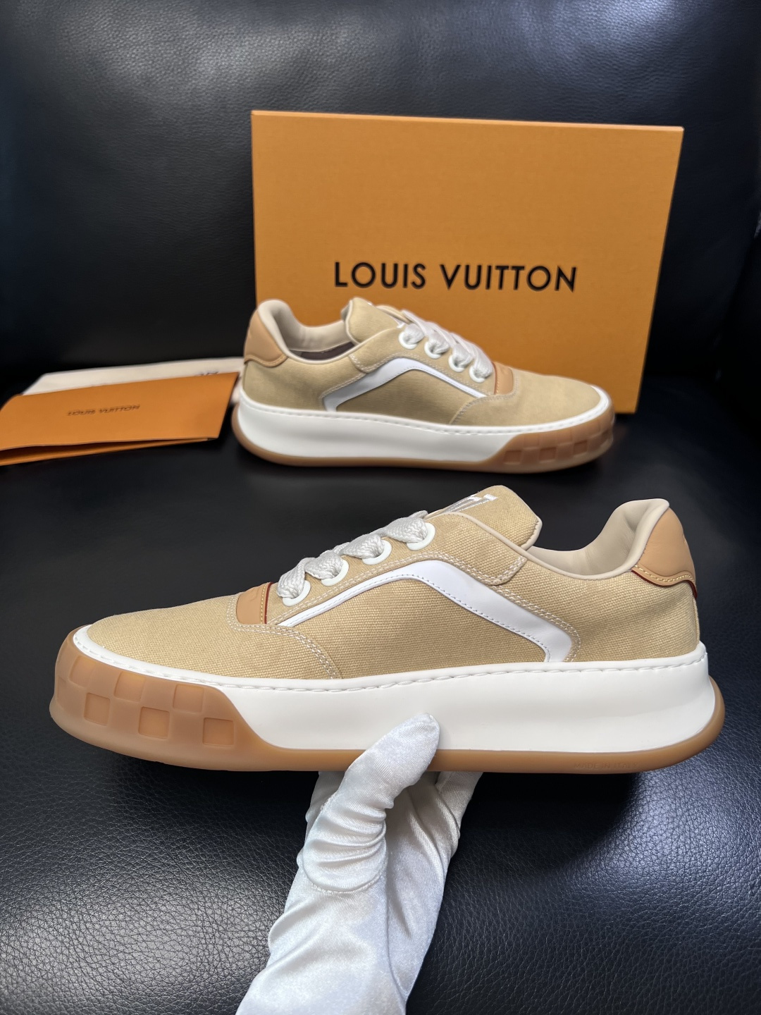 Lv  高品质  顶级工艺品  路易威登，运动板鞋专柜同步，鞋面意大利进口，高品质拼接缤纷色彩复杂工艺品