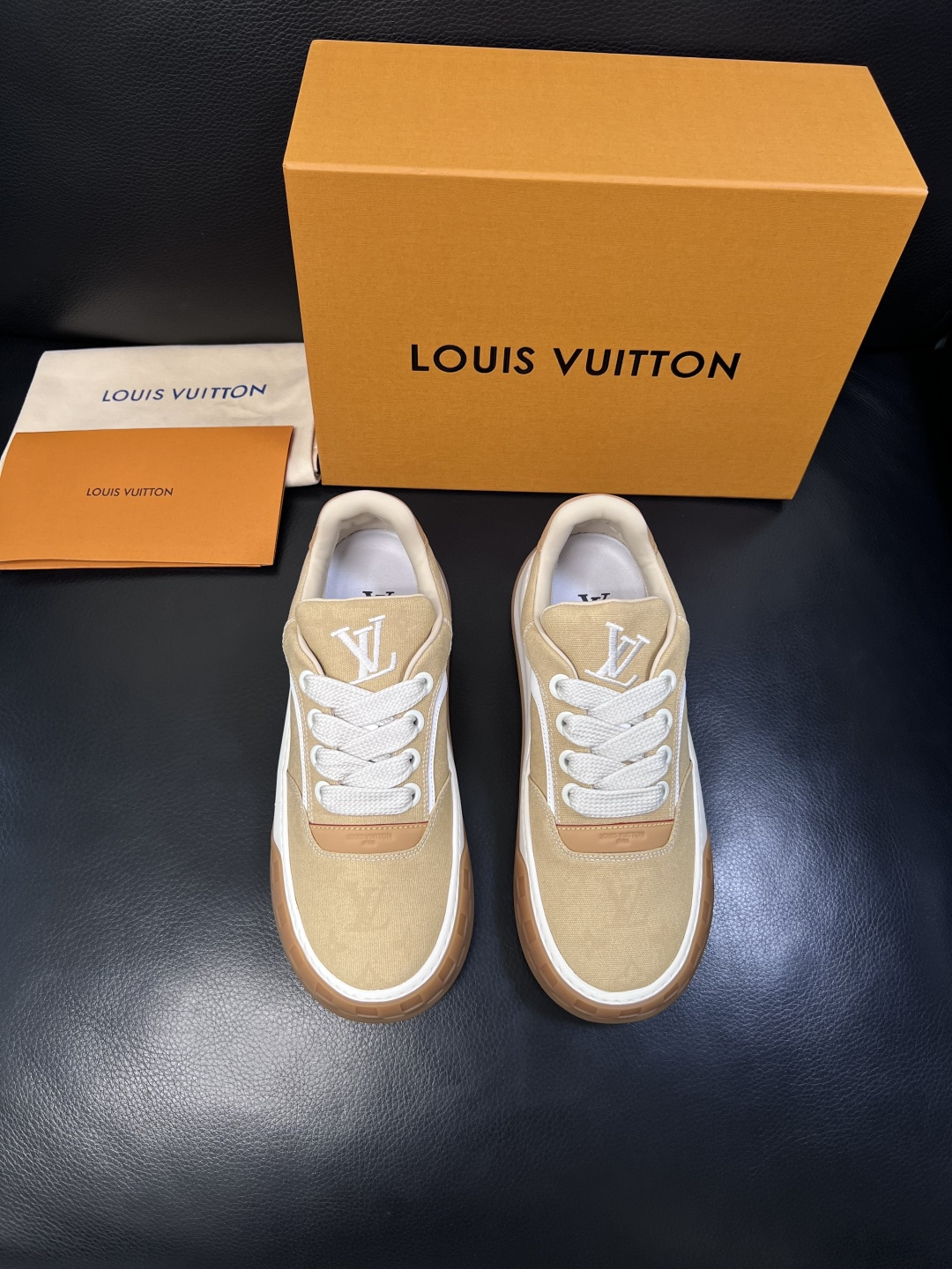 Lv  高品质  顶级工艺品  路易威登，运动板鞋专柜同步，鞋面意大利进口，高品质拼接缤纷色彩复杂工艺品