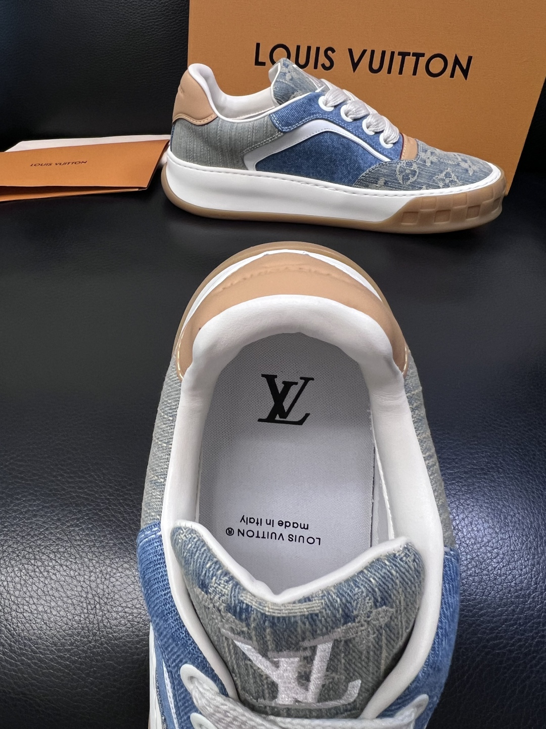 Lv  高品质  顶级工艺品  路易威登，运动板鞋专柜同步，鞋面意大利进口，高品质拼接缤纷色彩复杂工艺品