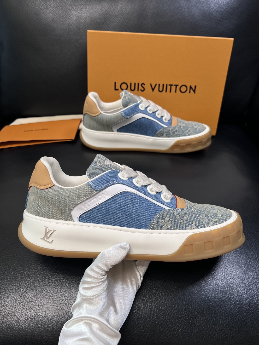 Lv  高品质  顶级工艺品  路易威登，运动板鞋专柜同步，鞋面意大利进口，高品质拼接缤纷色彩复杂工艺品