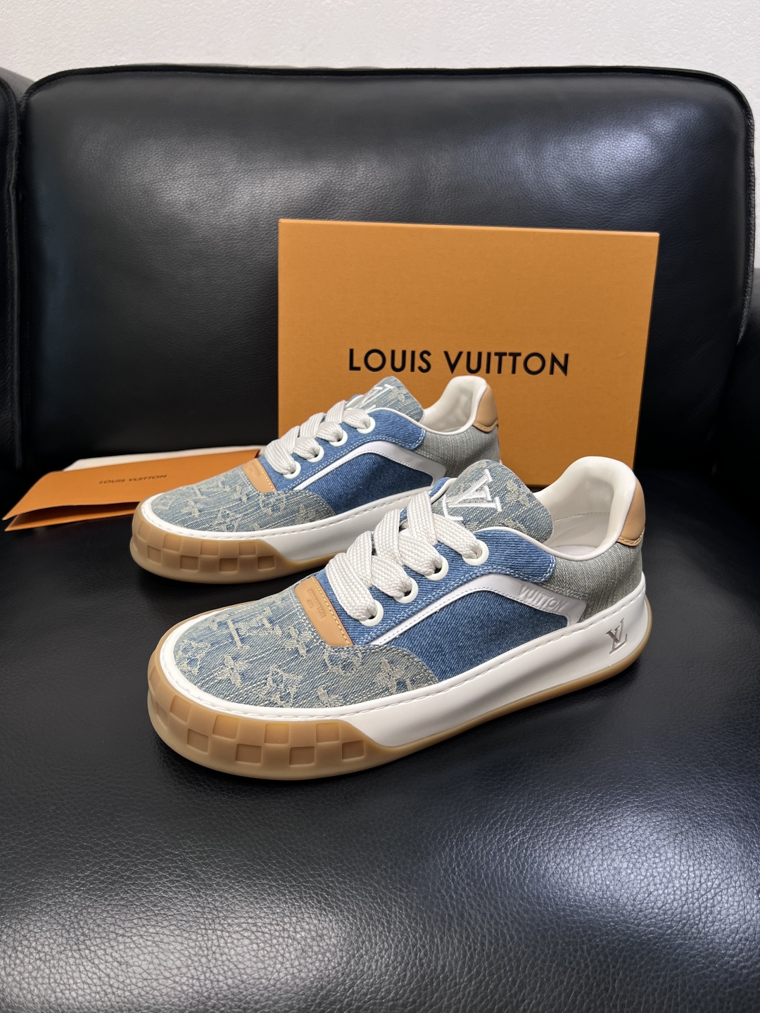 Lv  高品质  顶级工艺品  路易威登，运动板鞋专柜同步，鞋面意大利进口，高品质拼接缤纷色彩复杂工艺品