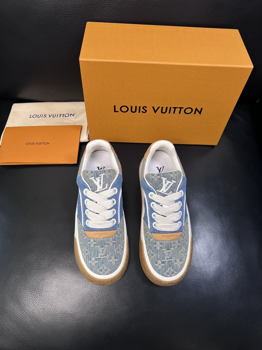 Lv  高品质  顶级工艺品  路易威登，运动板鞋专柜同步，鞋面意大利进口，高品质拼接缤纷色彩复杂工艺品