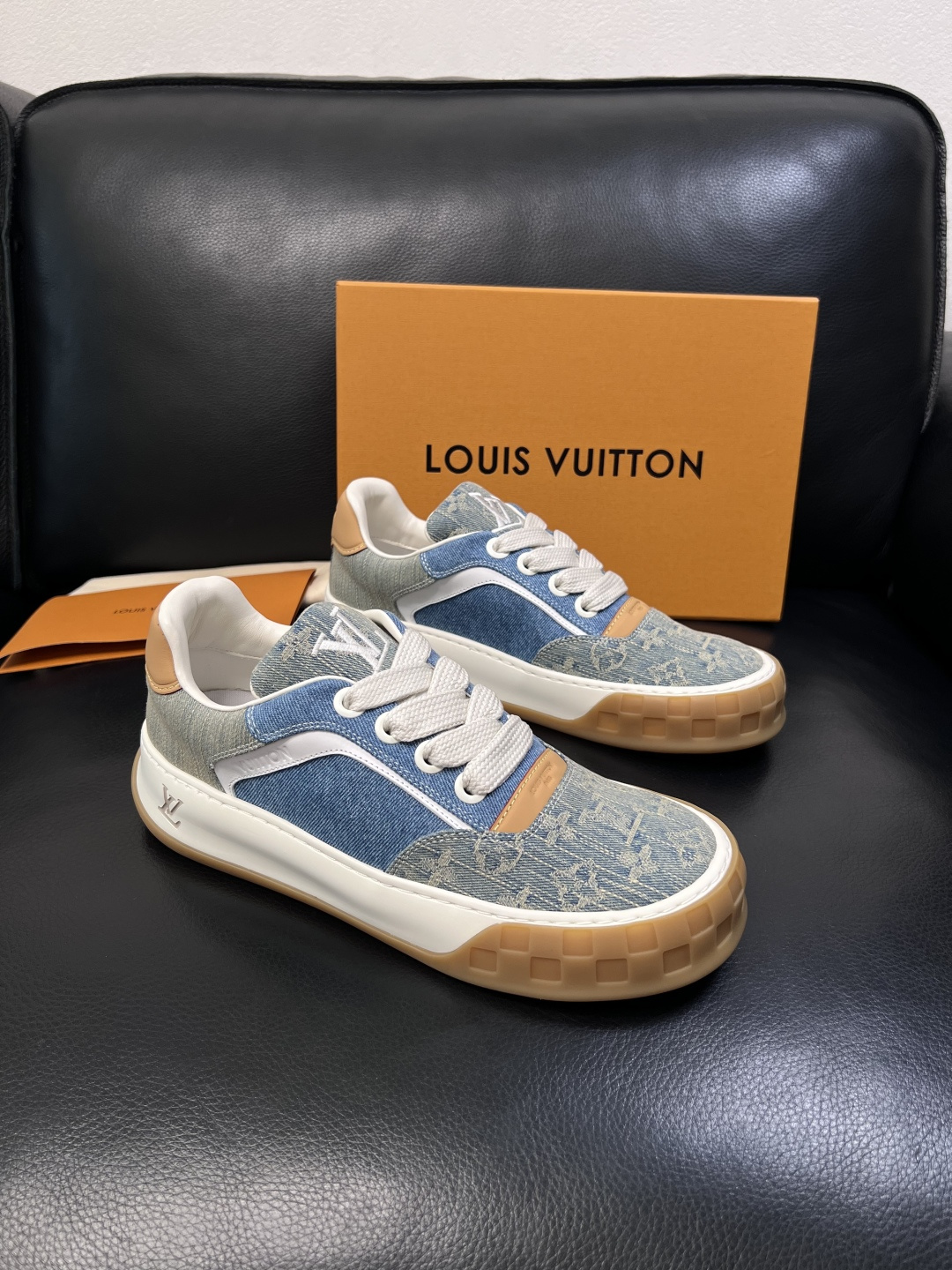 Lv  高品质  顶级工艺品  路易威登，运动板鞋专柜同步，鞋面意大利进口，高品质拼接缤纷色彩复杂工艺品