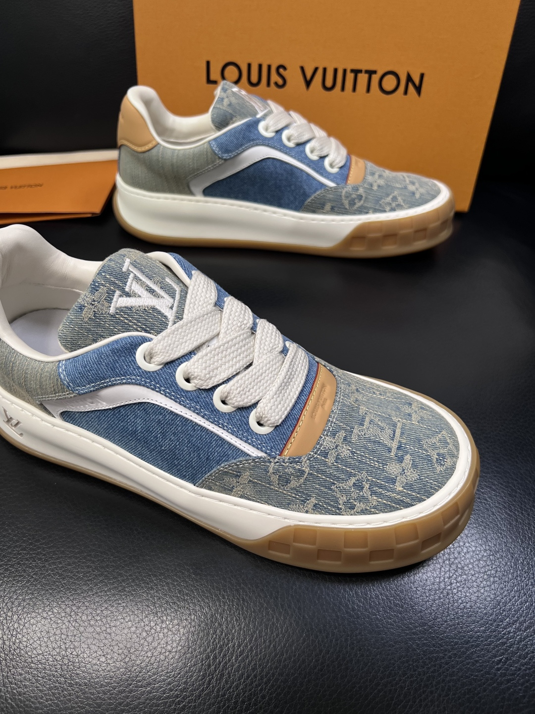 Lv  高品质  顶级工艺品  路易威登，运动板鞋专柜同步，鞋面意大利进口，高品质拼接缤纷色彩复杂工艺品