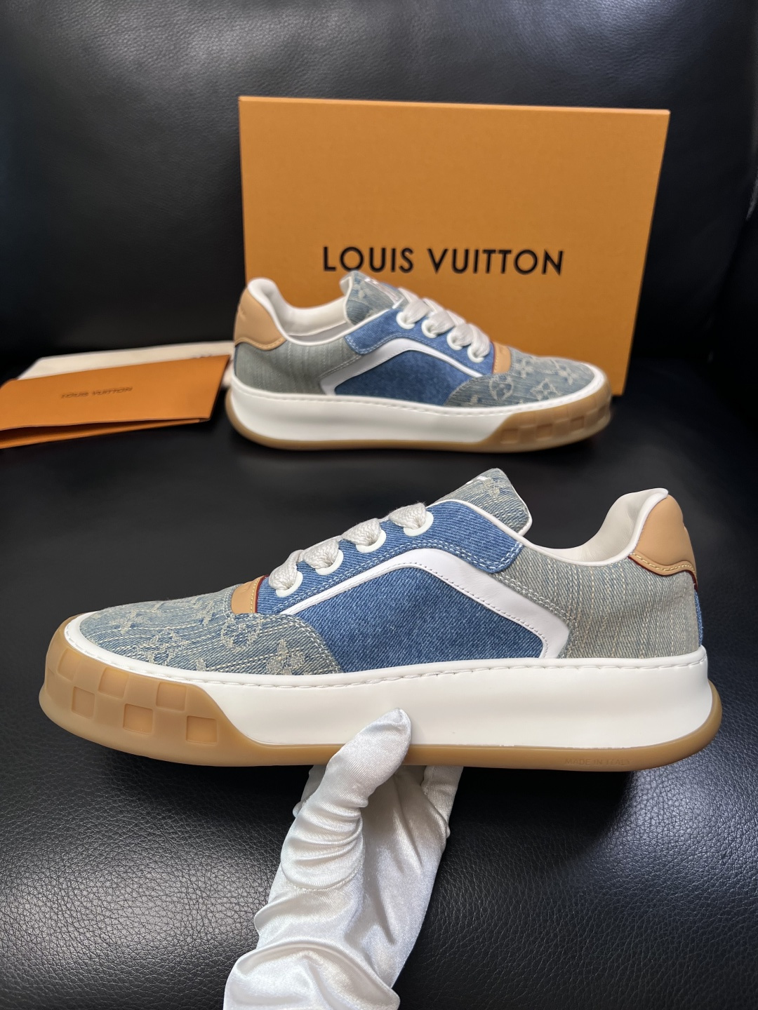 Lv  高品质  顶级工艺品  路易威登，运动板鞋专柜同步，鞋面意大利进口，高品质拼接缤纷色彩复杂工艺品