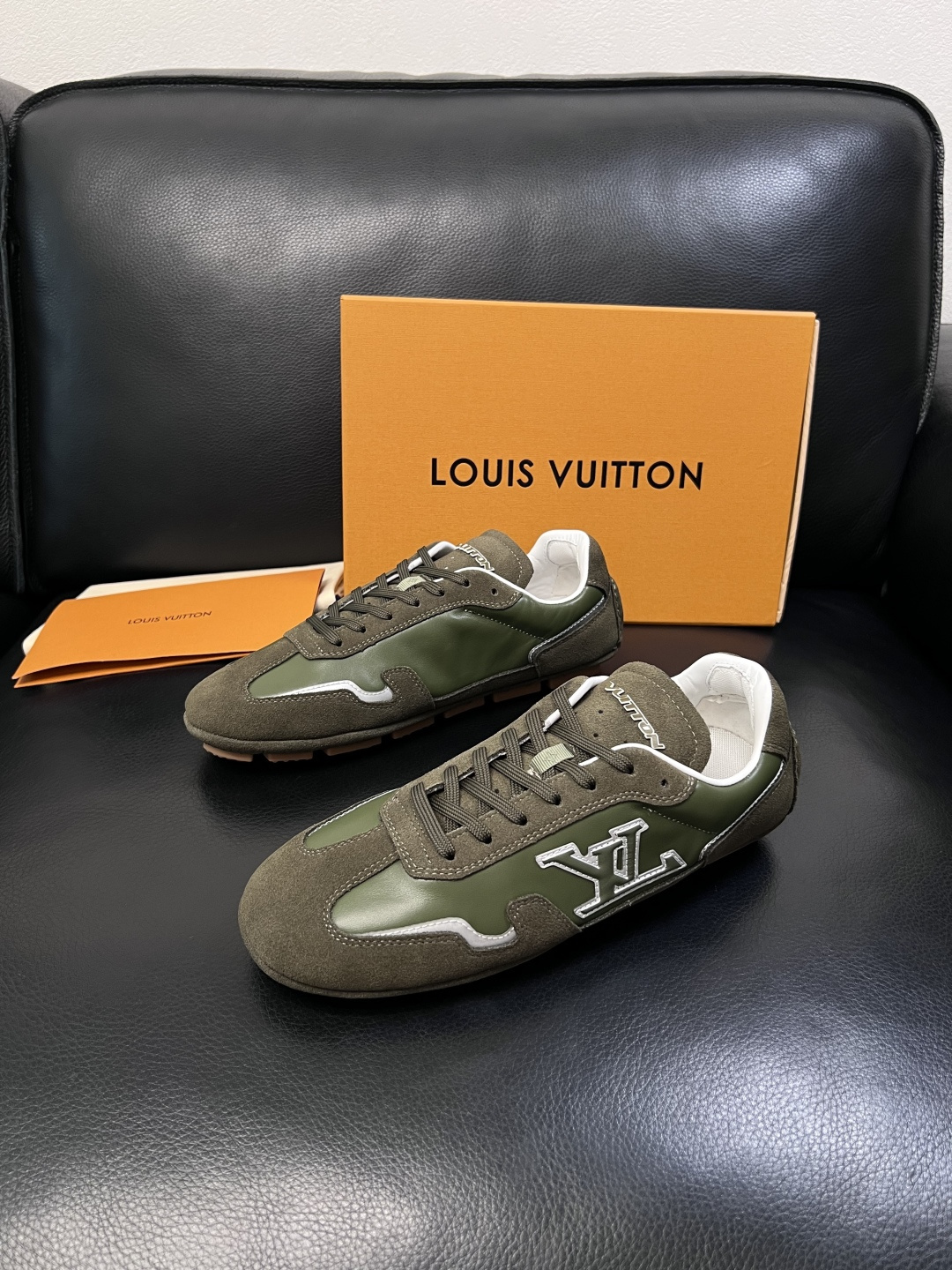Lv  高品质  顶级工艺品  路易威登，运动板鞋专柜同步，鞋面意大利进口，高品质拼接缤纷色彩复杂工艺品