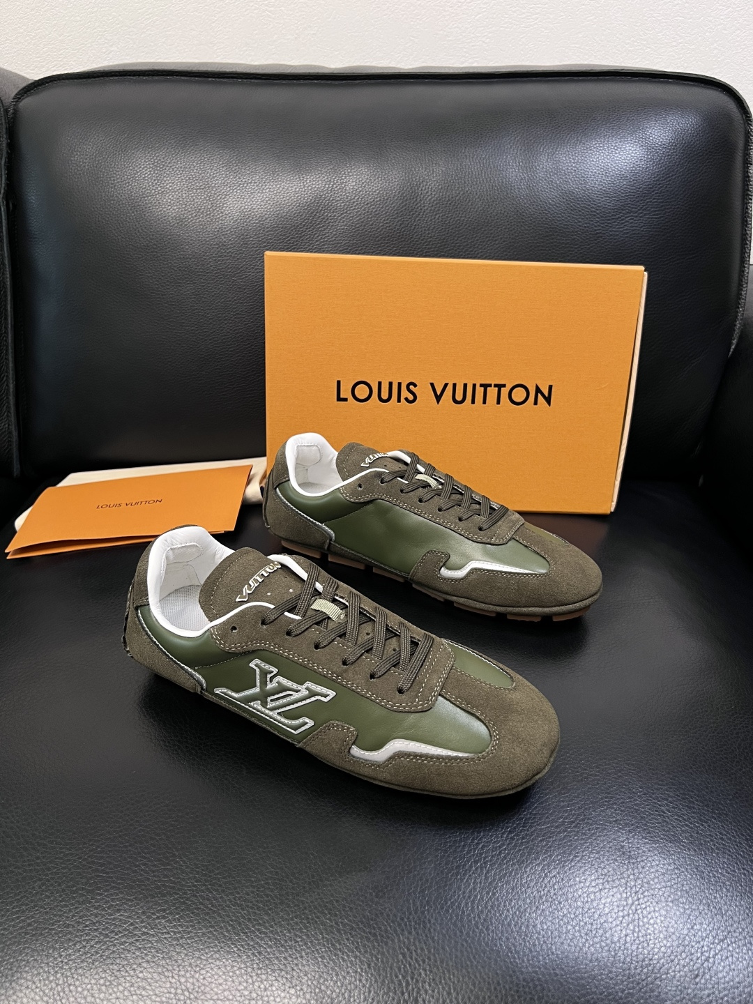 Lv  高品质  顶级工艺品  路易威登，运动板鞋专柜同步，鞋面意大利进口，高品质拼接缤纷色彩复杂工艺品