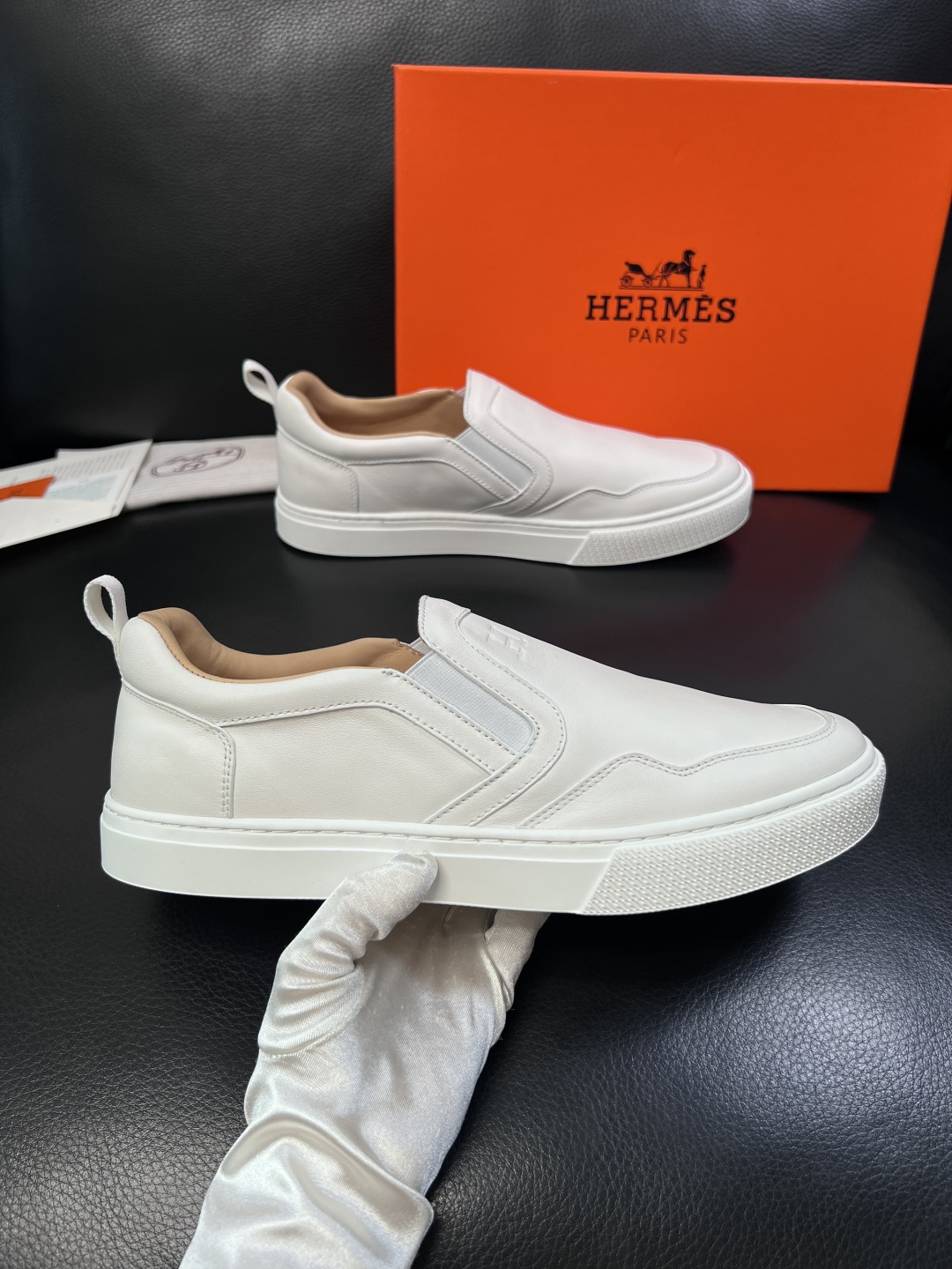 Hermes  高品质  顶级工艺品  爱马仕 专柜同步发售原厂配置，意大利进口原版牛皮面料，高品质拼接