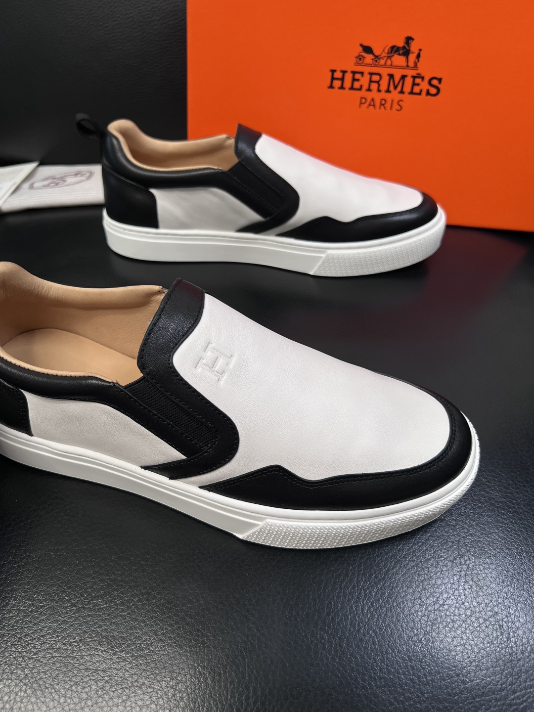 Hermes  高品质  顶级工艺品  爱马仕 专柜同步发售原厂配置，意大利进口原版牛皮面料，高品质拼接