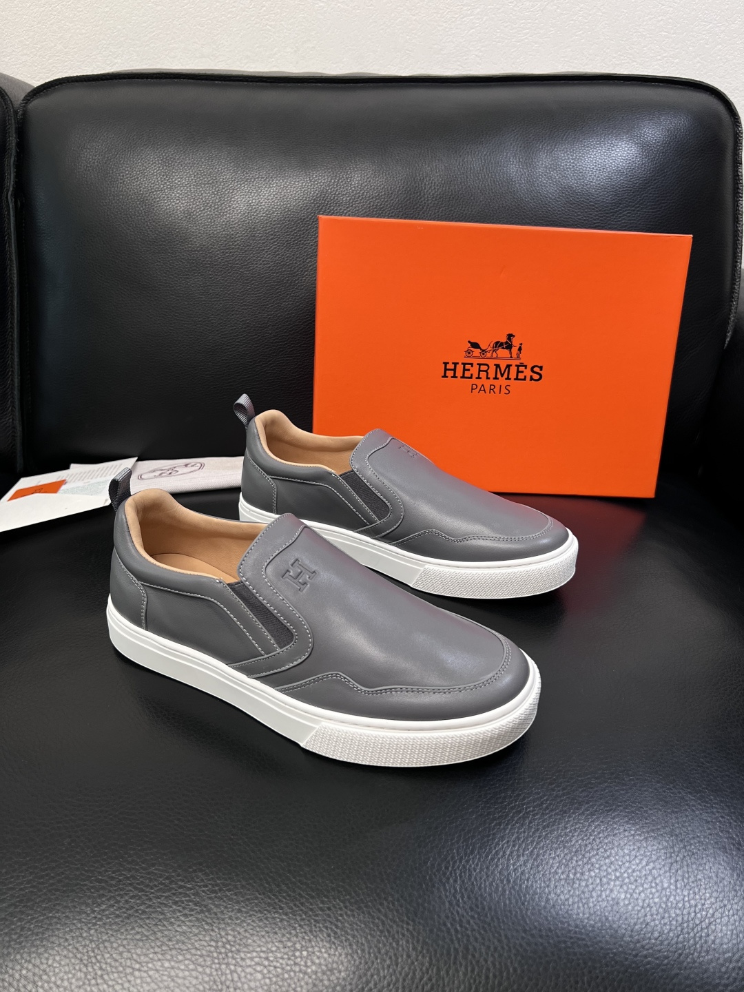 NO:832503,Hermes high-quality top handicrafts Hermès counters sell original factory configuration at the same time, original cowhide fabric imported from Italy, high-quality splicing technology, fully imported water-dyed cowhide lining, original soles specially provided by the factory and super comfortable, original factory and single goods are welcome to compare, code number 39-44 (customized 38 45),, hermes, hermes, cowhide19860909Hermes 高品质 顶级工艺品 爱马仕 专柜同步发售原厂配置,意大利进口原版牛皮面料,高品质拼接工艺,全进口水染牛皮里垫,鞋底原厂特供原版底超级舒适,原厂跟单货欢迎对比,码数 39-44（ 订做 38 45）,,hermes,hermes,cowhide,Men's shoes