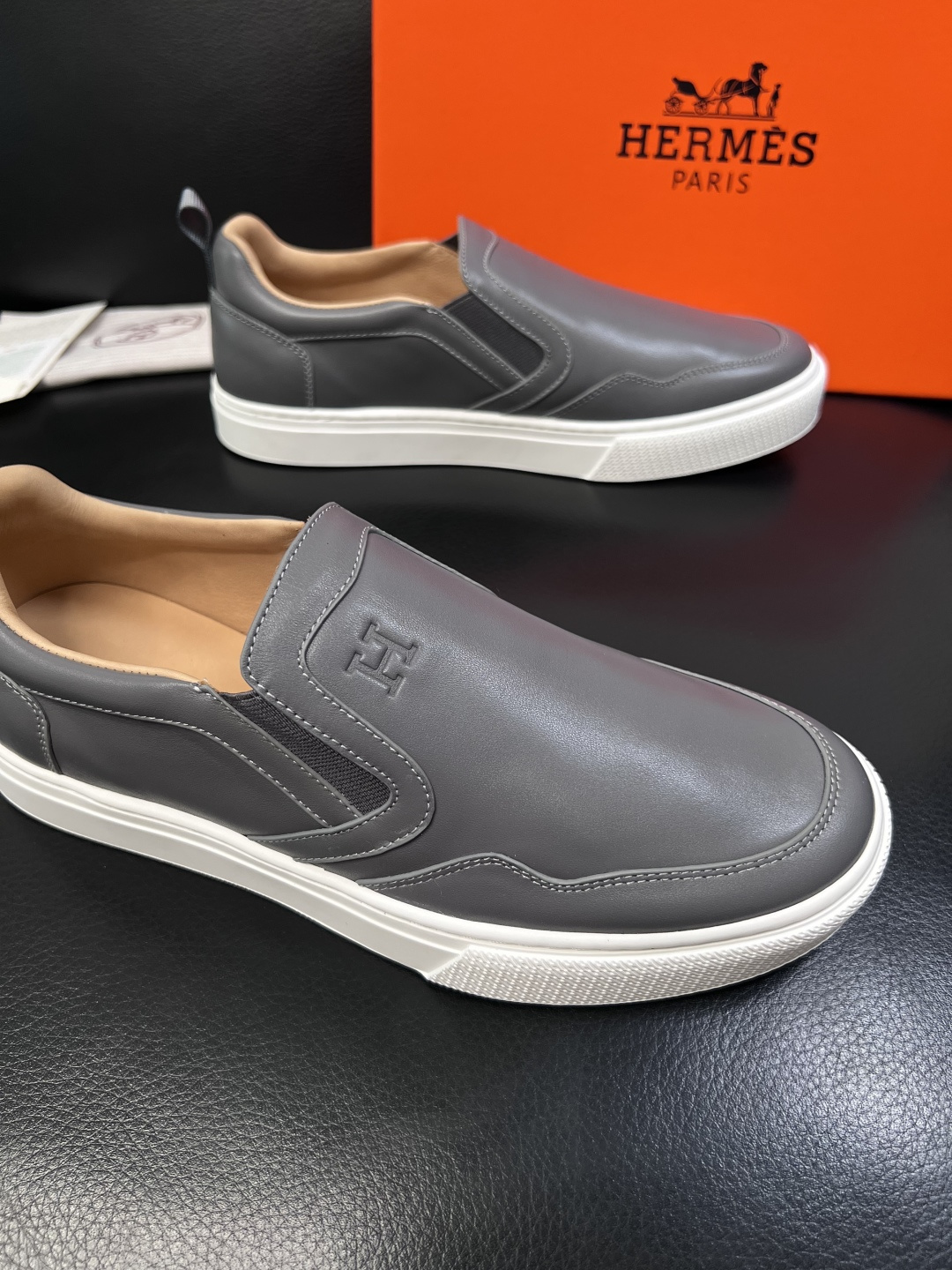 Hermes  高品质  顶级工艺品  爱马仕 专柜同步发售原厂配置，意大利进口原版牛皮面料，高品质拼接