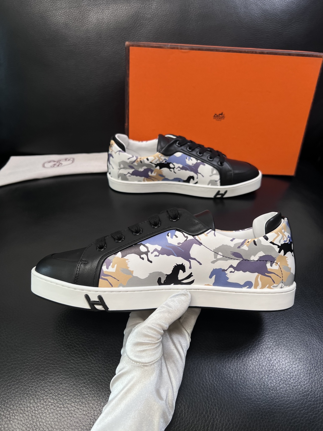Hermes  高品质  顶级工艺品  爱马仕 专柜同步发售原厂配置，意大利进口原版牛皮面料，高品质拼接