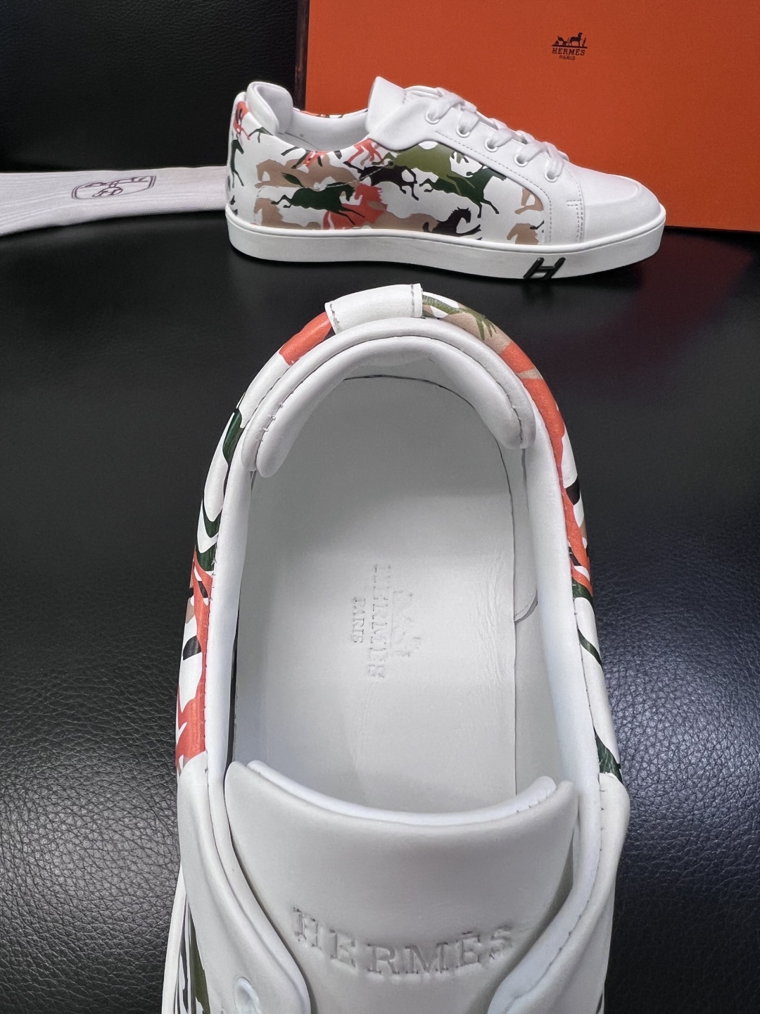 Hermes  高品质  顶级工艺品  爱马仕 专柜同步发售原厂配置，意大利进口原版牛皮面料，高品质拼接