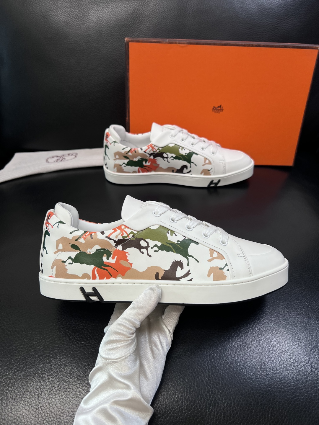 Hermes  高品质  顶级工艺品  爱马仕 专柜同步发售原厂配置，意大利进口原版牛皮面料，高品质拼接