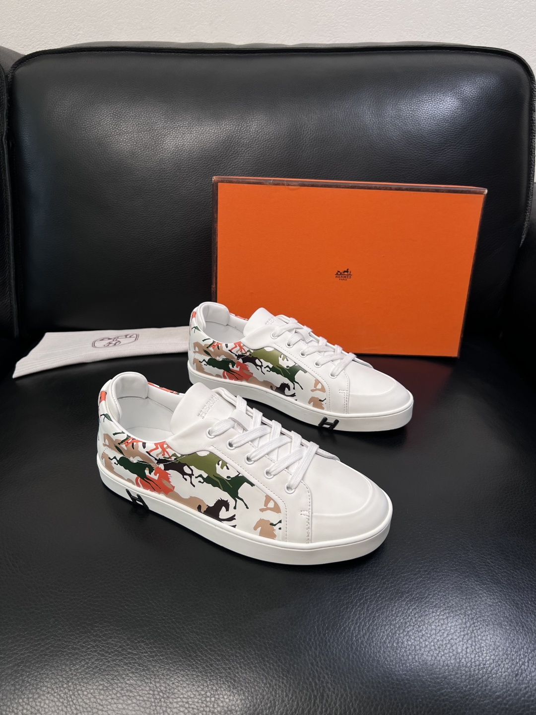 NO:832510,Hermes high-quality top handicrafts Hermès counters are simultaneously selling original factory configuration, original cowhide fabric imported from Italy, high-quality splicing technology, fully imported water-dyed cowhide lining, original soles specially provided by the factory and super comfortable, original factory order goods code number 38-44 (customized 45), hermes, hermes, cowhide19860909Hermes 高品质 顶级工艺品 爱马仕 专柜同步发售原厂配置,意大利进口原版牛皮面料,高品质拼接工艺,全进口水染牛皮里垫,鞋底原厂特供原版底超级舒适,原厂跟单货 码数 38-44（ 订做 45）,,hermes,hermes,cowhide,Men's shoes