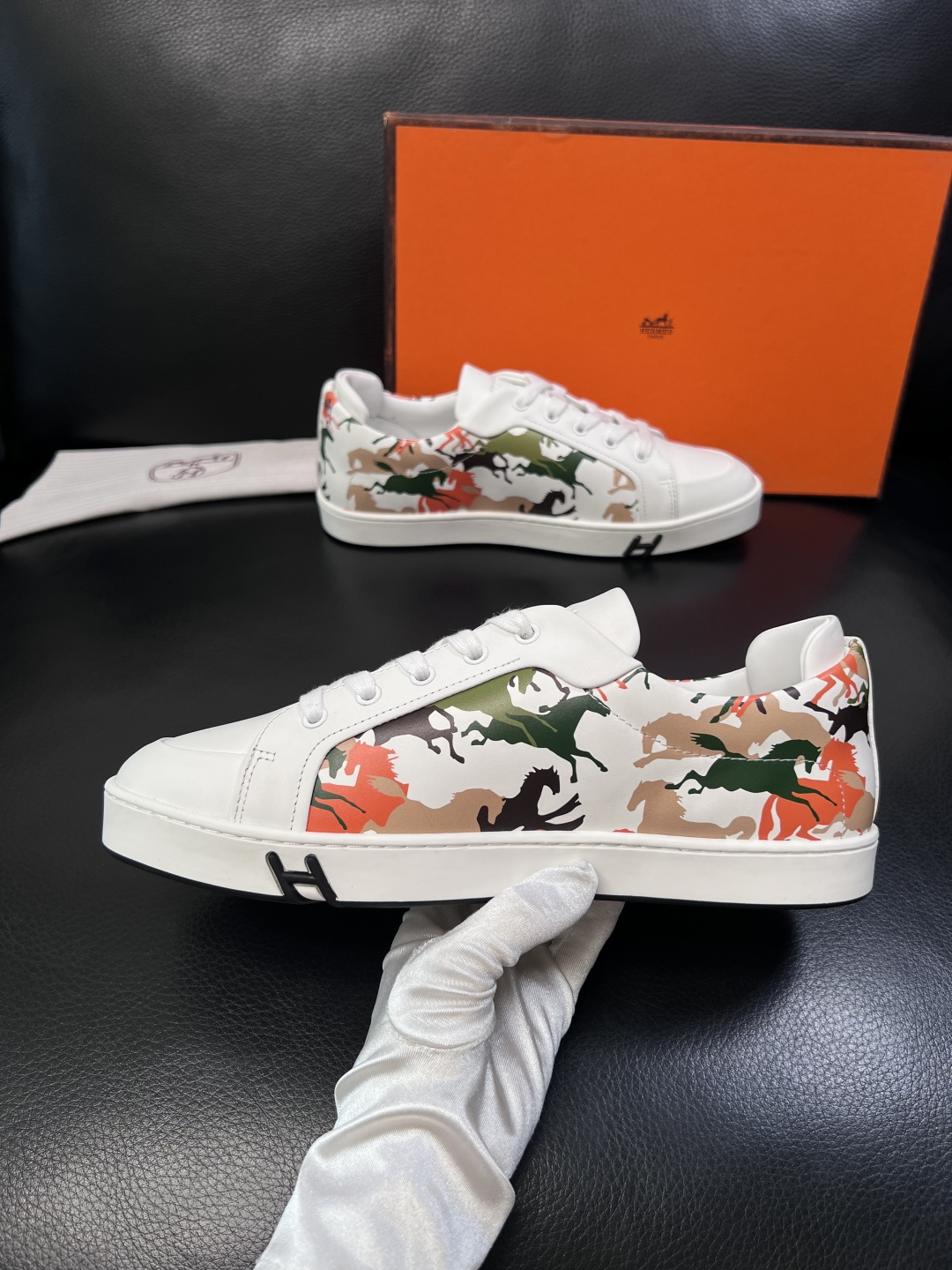 Hermes  高品质  顶级工艺品  爱马仕 专柜同步发售原厂配置，意大利进口原版牛皮面料，高品质拼接