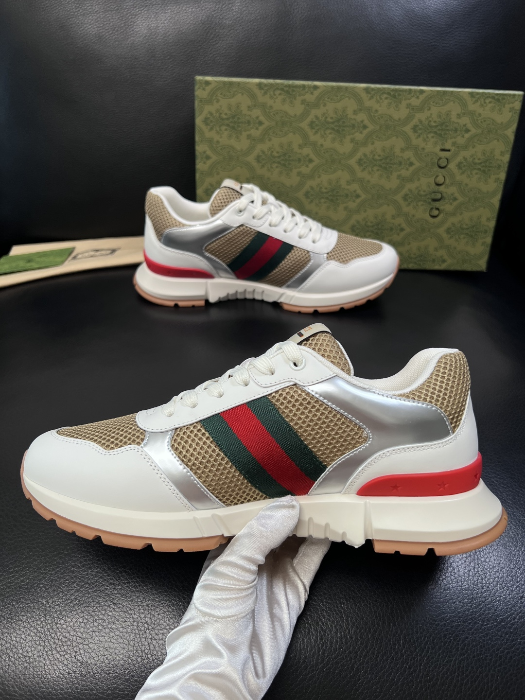 Gucci 高品质  顶级工艺品  古奇  专柜新款原厂配置，意大利进口牛皮面料，进口牛皮内里垫，透气舒