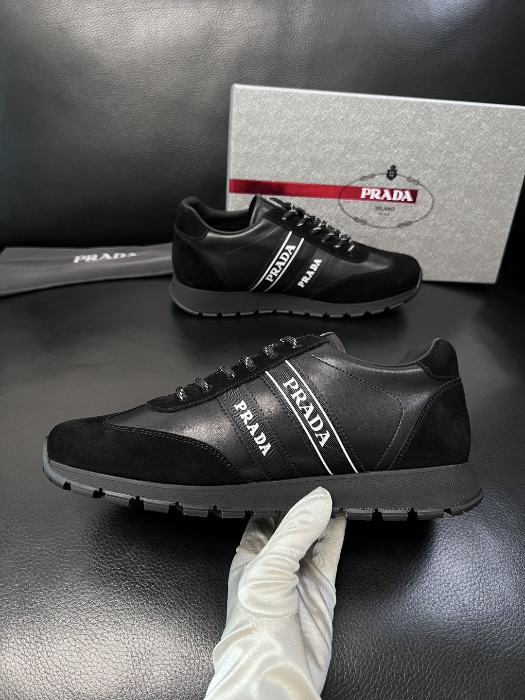 PRADA  高品质  顶级工艺品 普拉达 专柜同步 原厂配置，意大利进口原版牛皮面料，透气舒适进口水染