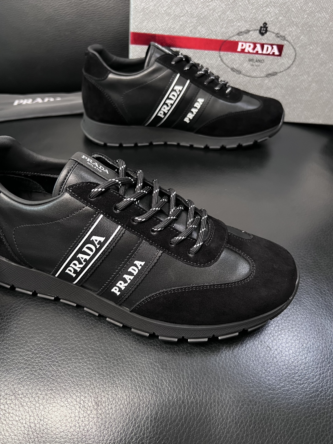 PRADA  高品质  顶级工艺品 普拉达 专柜同步 原厂配置，意大利进口原版牛皮面料，透气舒适进口水染