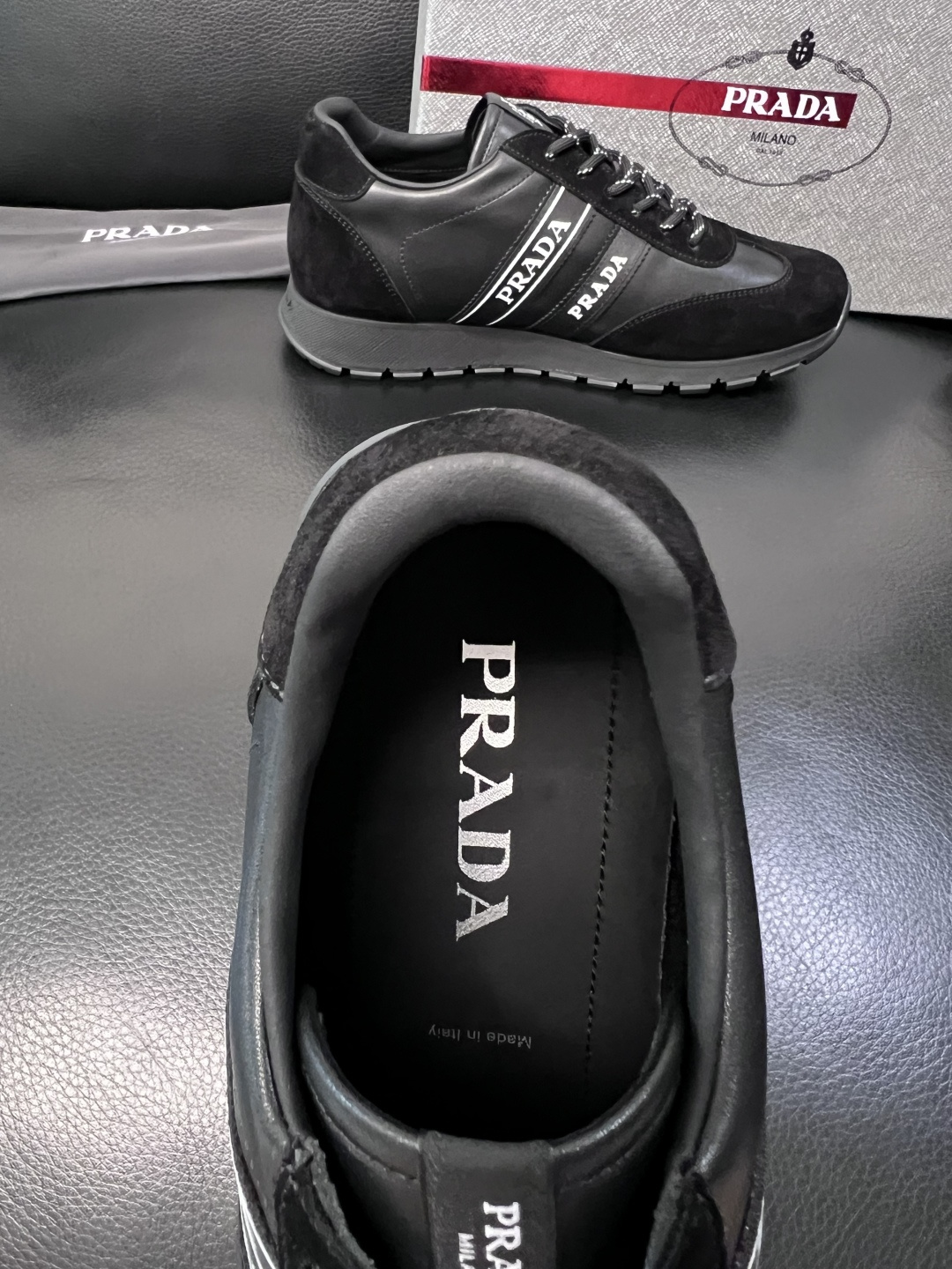 PRADA  高品质  顶级工艺品 普拉达 专柜同步 原厂配置，意大利进口原版牛皮面料，透气舒适进口水染