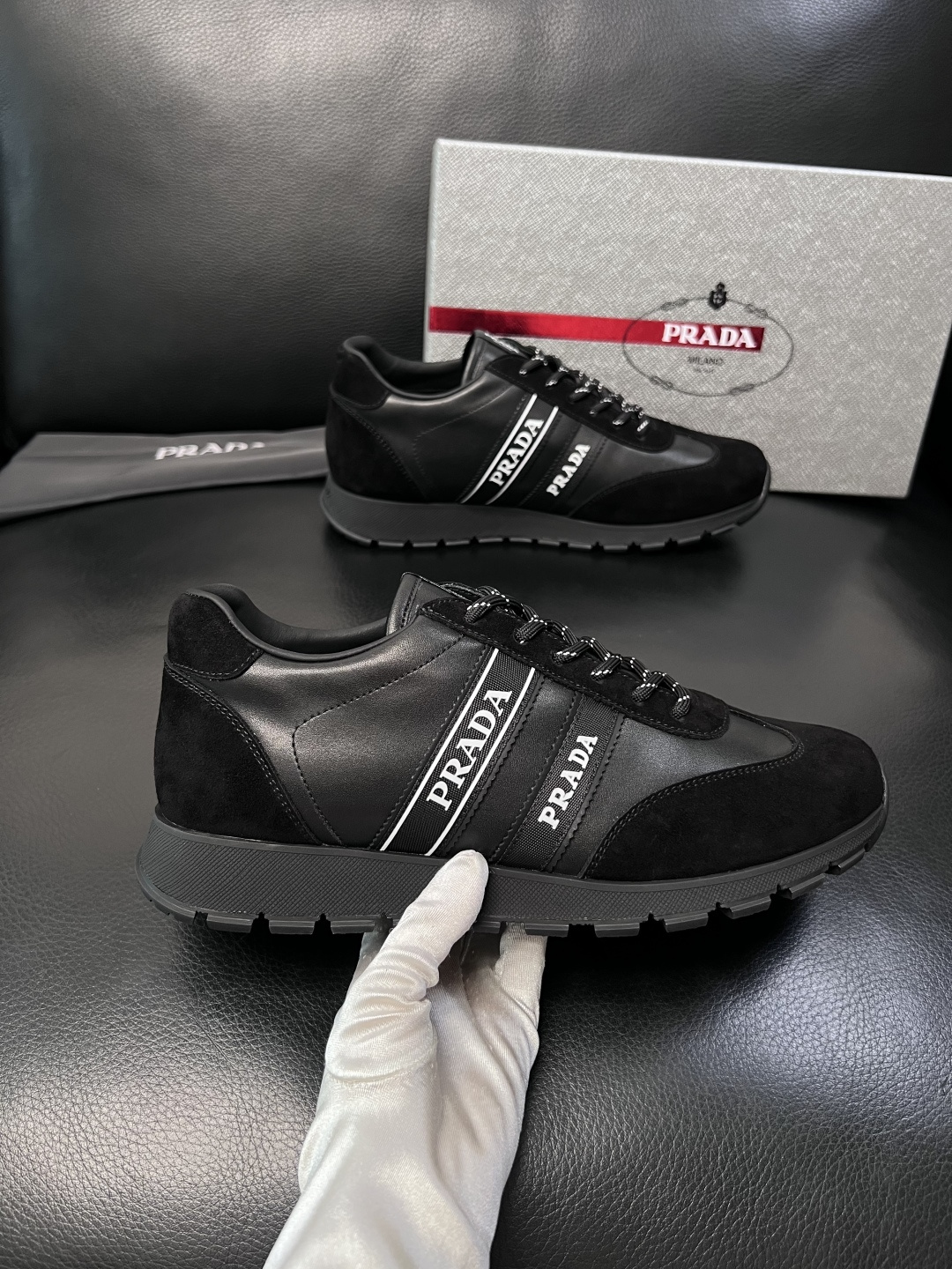 PRADA  高品质  顶级工艺品 普拉达 专柜同步 原厂配置，意大利进口原版牛皮面料，透气舒适进口水染