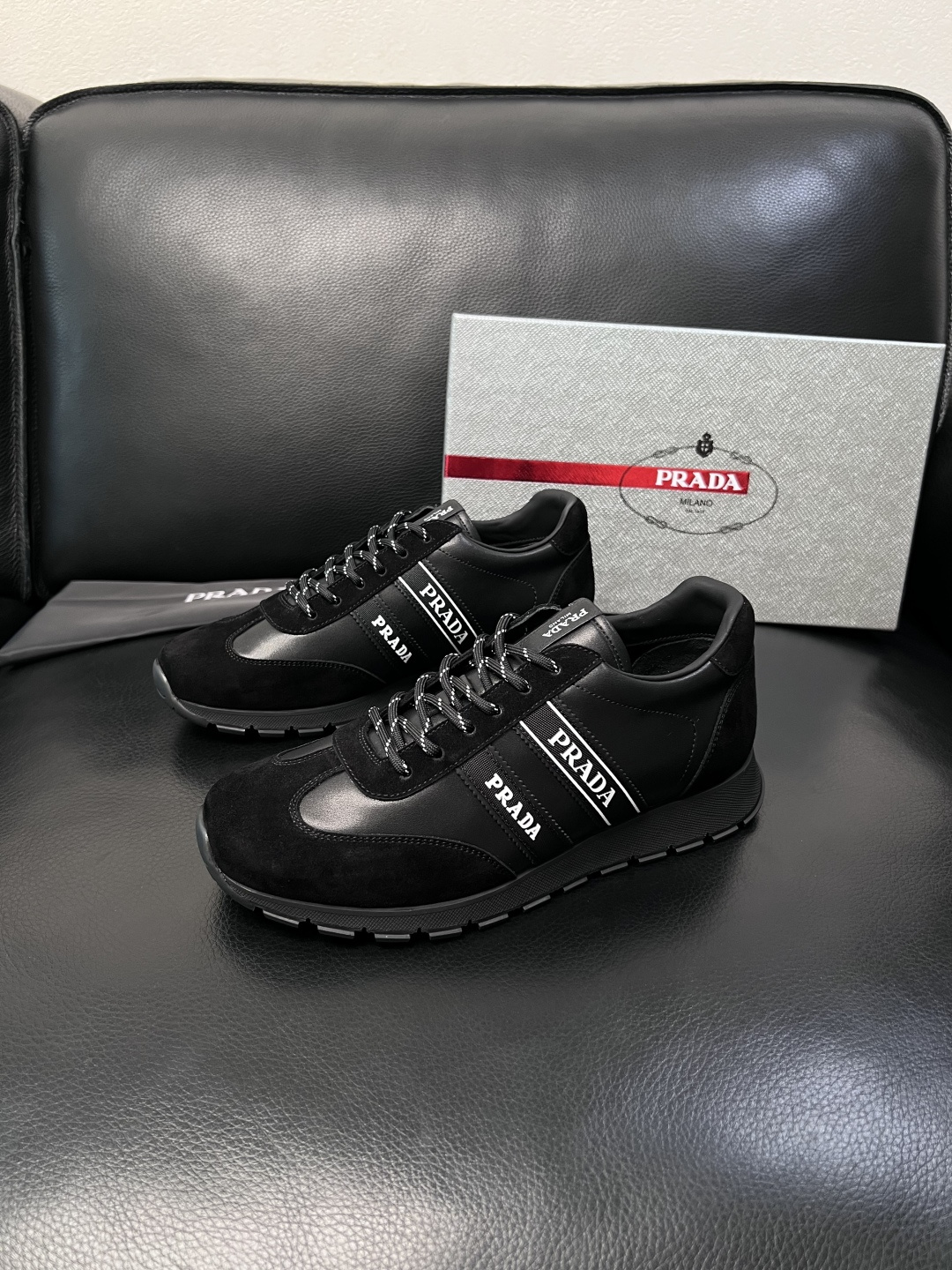 PRADA  高品质  顶级工艺品 普拉达 专柜同步 原厂配置，意大利进口原版牛皮面料，透气舒适进口水染