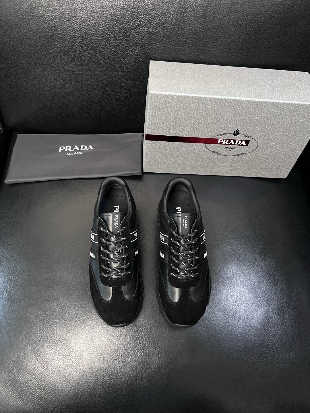 PRADA  高品质  顶级工艺品 普拉达 专柜同步 原厂配置，意大利进口原版牛皮面料，透气舒适进口水染