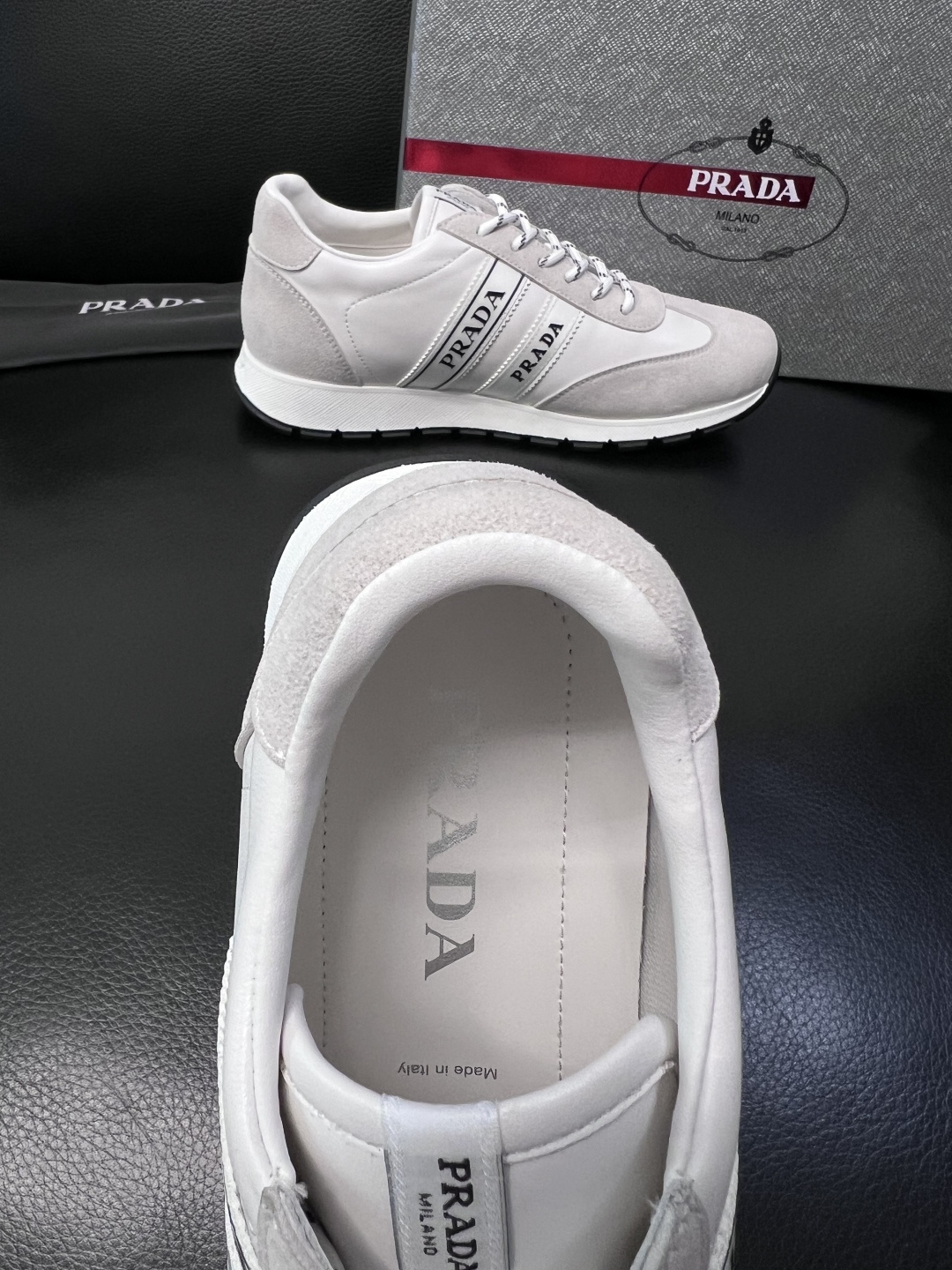 PRADA  高品质  顶级工艺品 普拉达 专柜同步 原厂配置，意大利进口原版牛皮面料，透气舒适进口水染