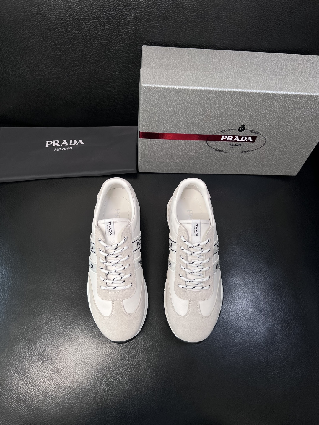PRADA  高品质  顶级工艺品 普拉达 专柜同步 原厂配置，意大利进口原版牛皮面料，透气舒适进口水染