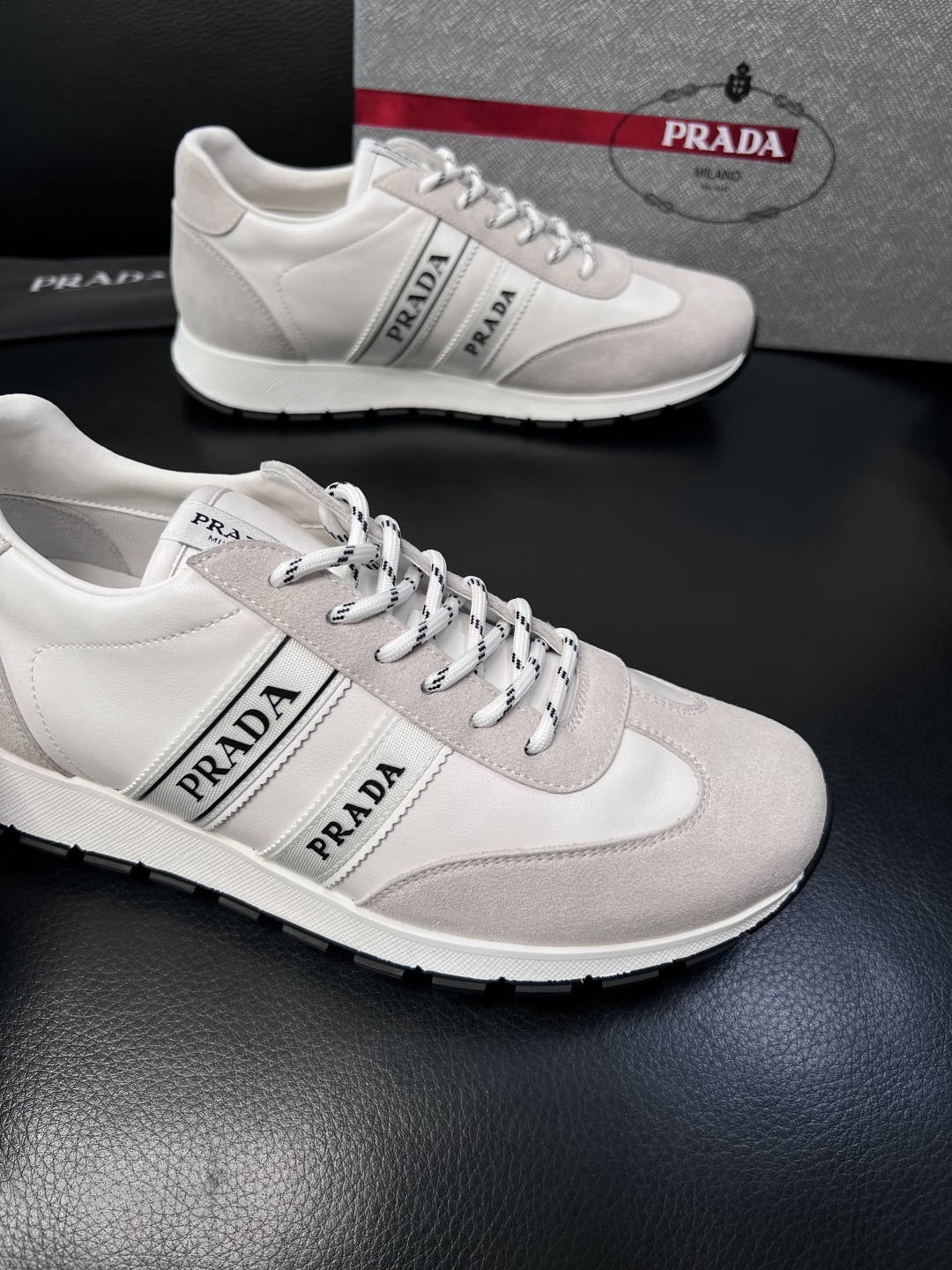 PRADA  高品质  顶级工艺品 普拉达 专柜同步 原厂配置，意大利进口原版牛皮面料，透气舒适进口水染