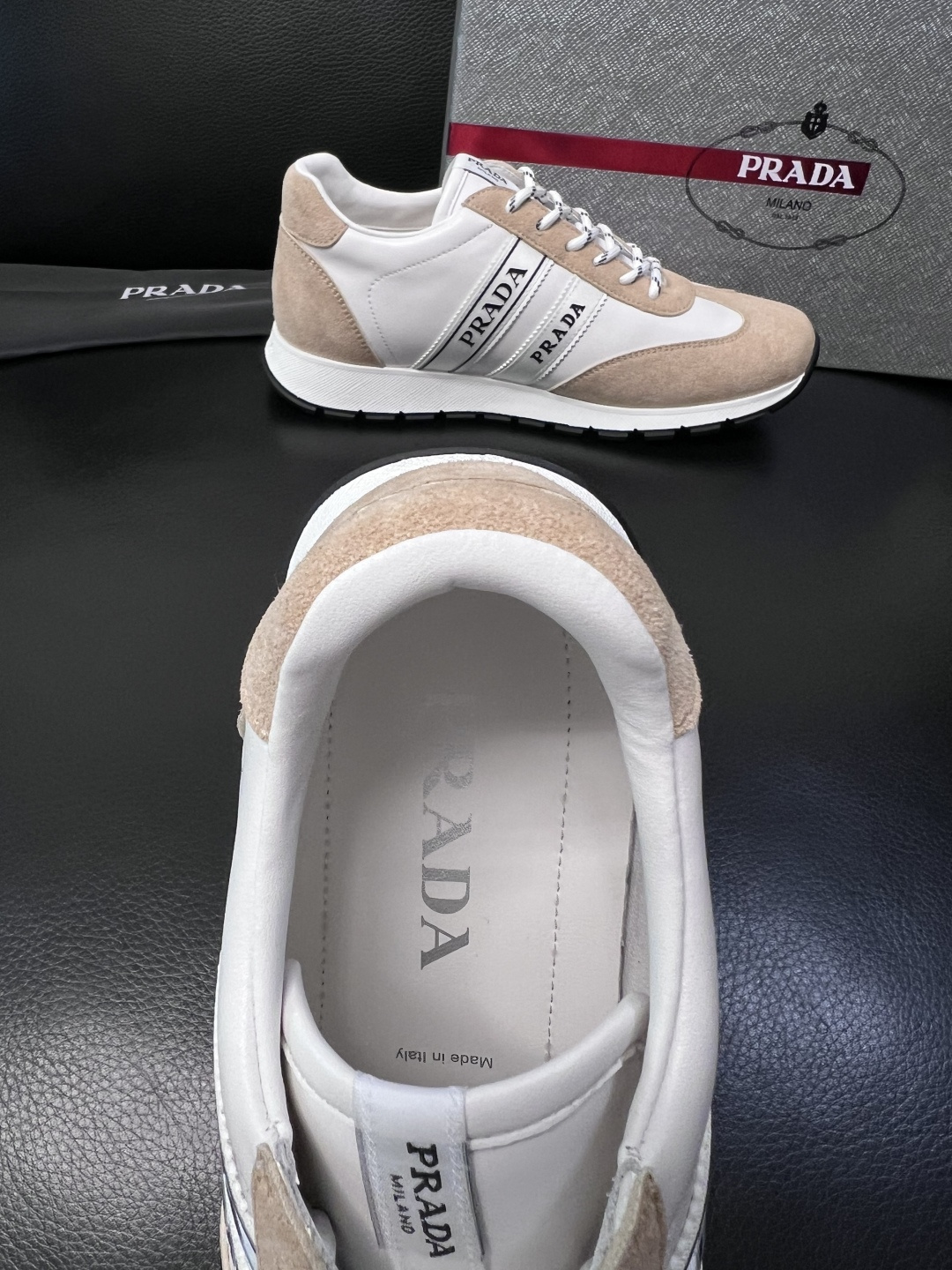 PRADA  高品质  顶级工艺品 普拉达 专柜同步 原厂配置，意大利进口原版牛皮面料，透气舒适进口水染