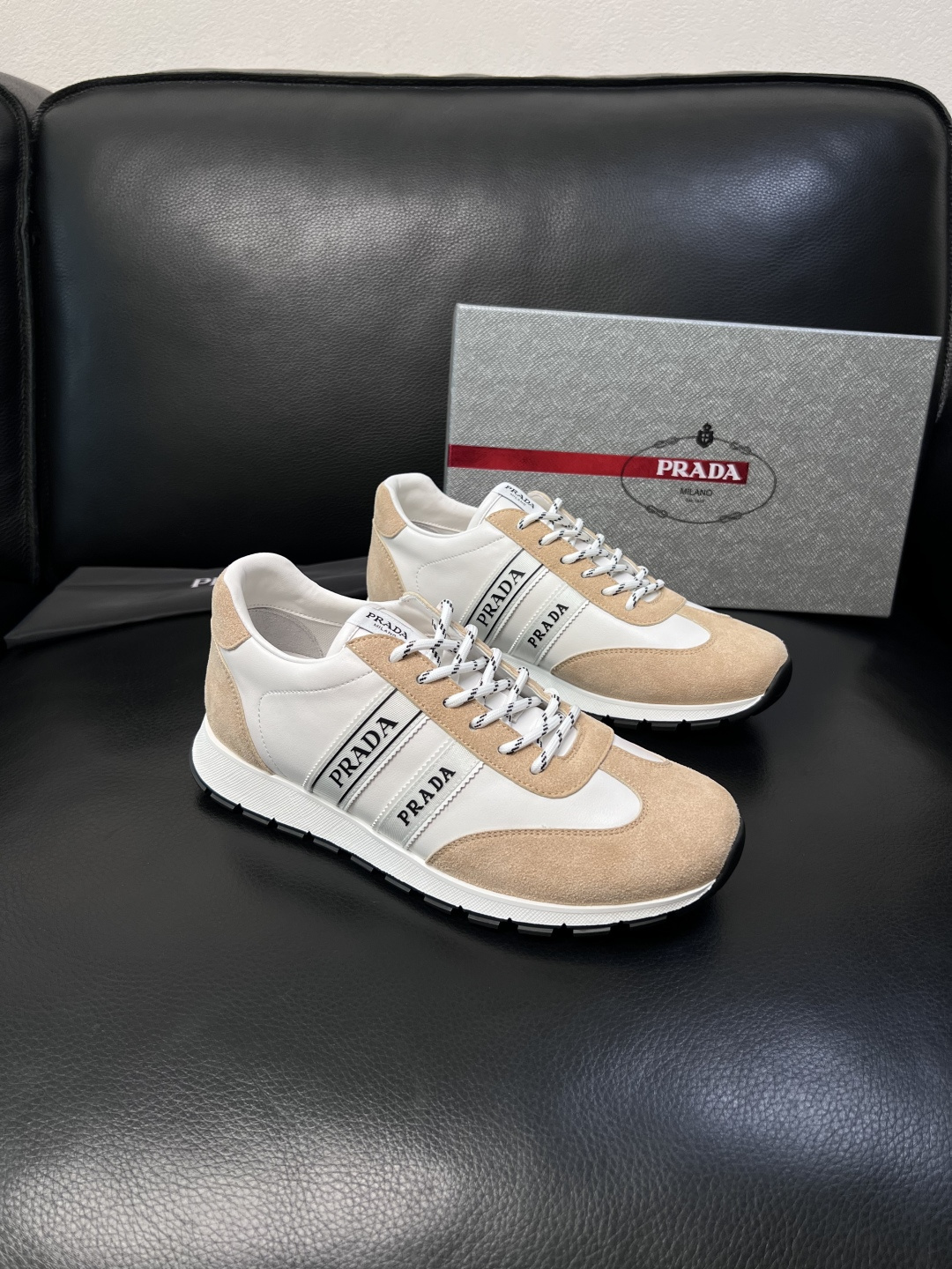 PRADA  高品质  顶级工艺品 普拉达 专柜同步 原厂配置，意大利进口原版牛皮面料，透气舒适进口水染
