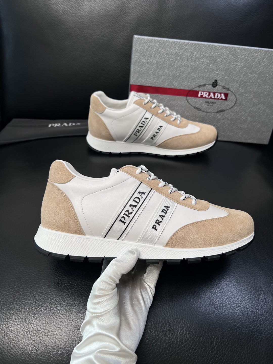 PRADA  高品质  顶级工艺品 普拉达 专柜同步 原厂配置，意大利进口原版牛皮面料，透气舒适进口水染