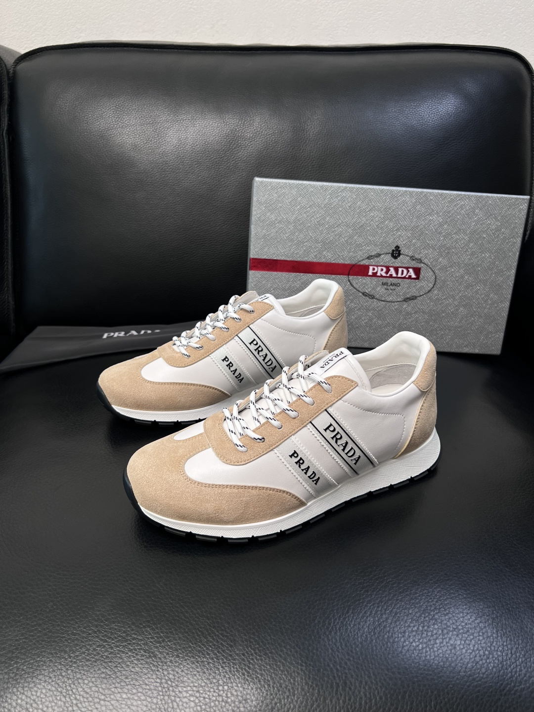 PRADA  高品质  顶级工艺品 普拉达 专柜同步 原厂配置，意大利进口原版牛皮面料，透气舒适进口水染