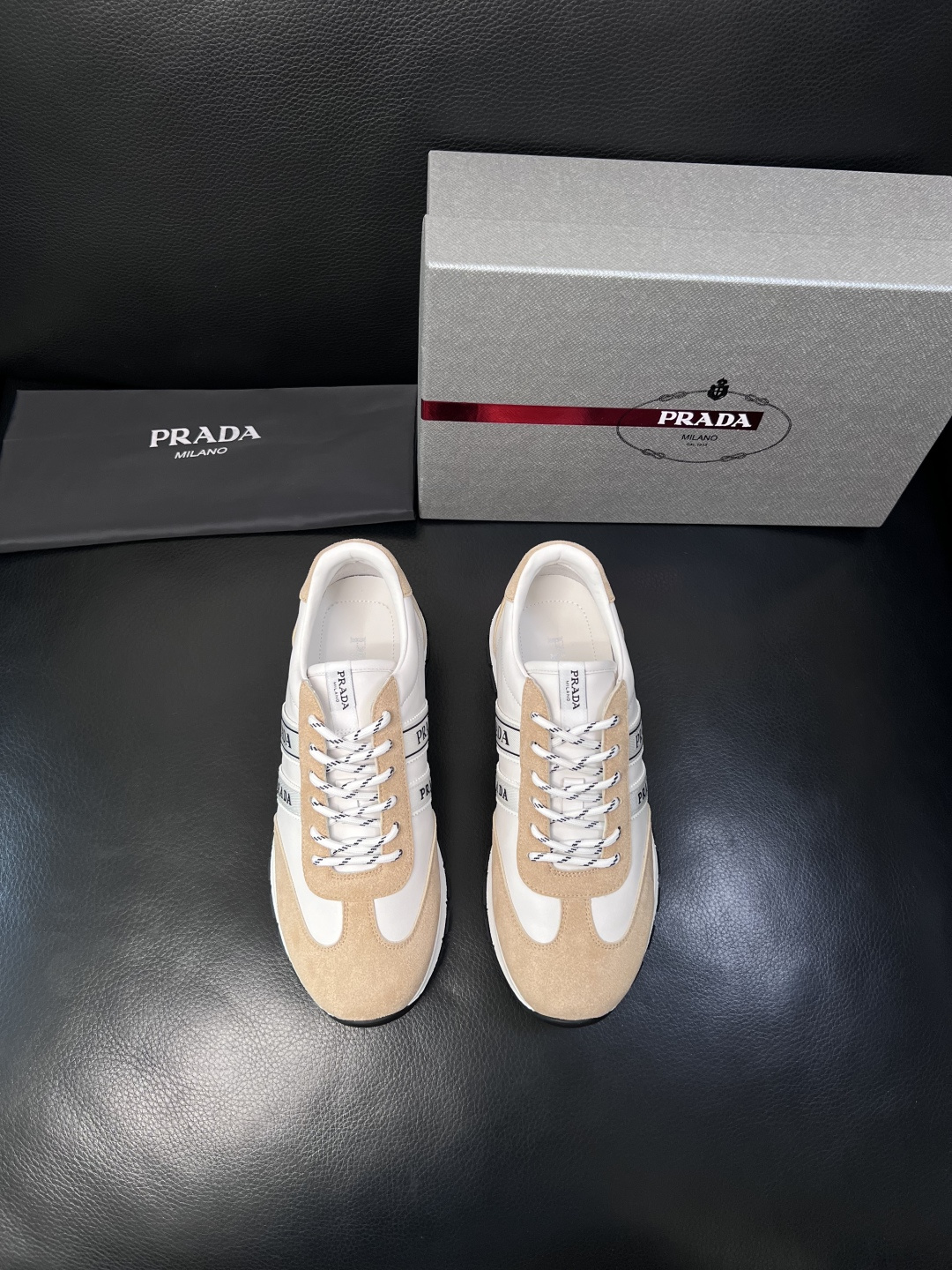 PRADA  高品质  顶级工艺品 普拉达 专柜同步 原厂配置，意大利进口原版牛皮面料，透气舒适进口水染