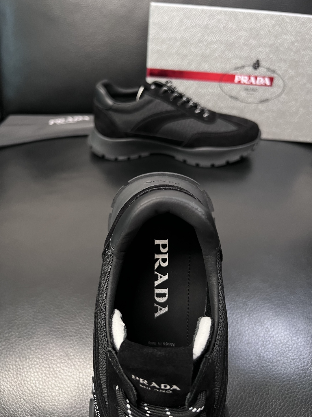 PRADA  高品质  顶级工艺品 普拉达 专柜同步 原厂配置，意大利进口原版牛皮面料，透气舒适进口水染