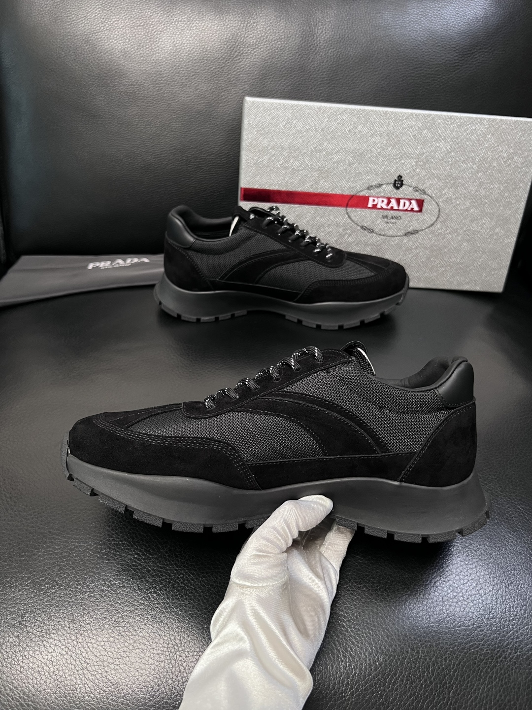 PRADA  高品质  顶级工艺品 普拉达 专柜同步 原厂配置，意大利进口原版牛皮面料，透气舒适进口水染