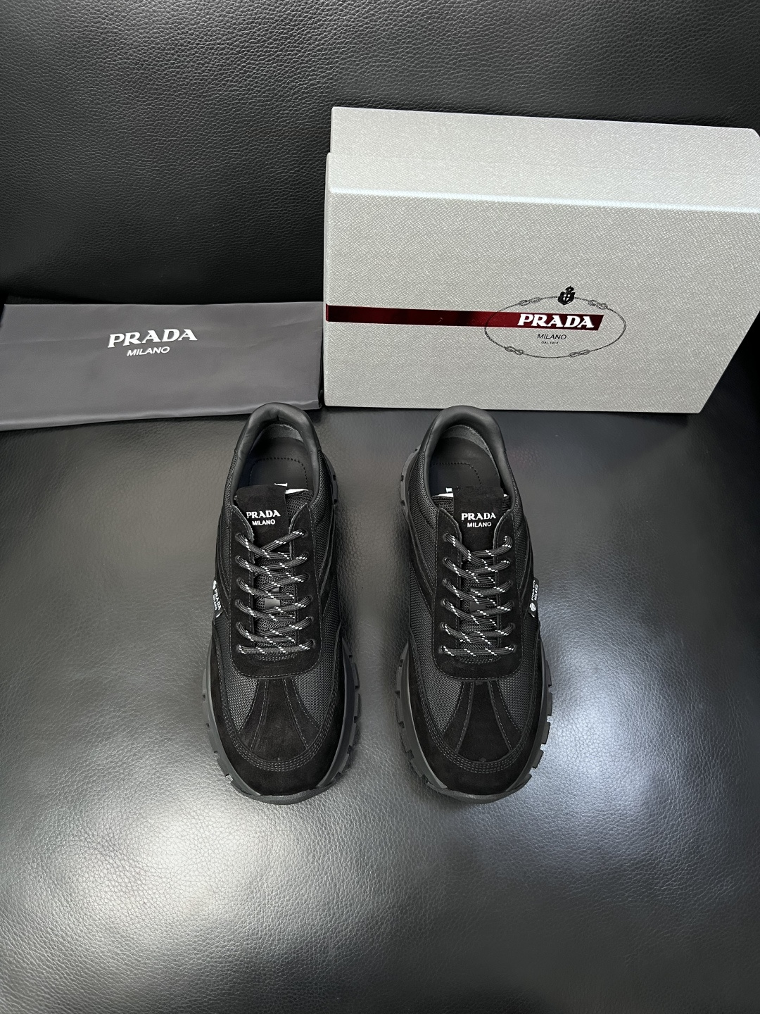 PRADA  高品质  顶级工艺品 普拉达 专柜同步 原厂配置，意大利进口原版牛皮面料，透气舒适进口水染