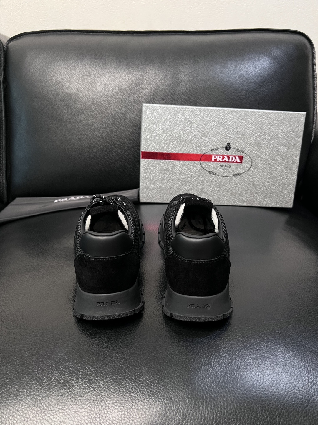 PRADA  高品质  顶级工艺品 普拉达 专柜同步 原厂配置，意大利进口原版牛皮面料，透气舒适进口水染