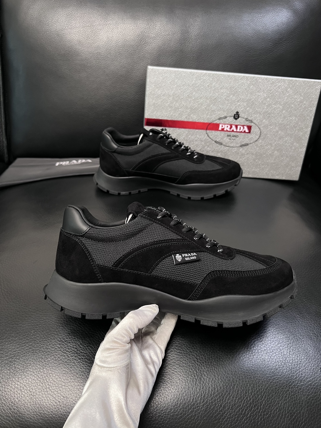 PRADA  高品质  顶级工艺品 普拉达 专柜同步 原厂配置，意大利进口原版牛皮面料，透气舒适进口水染